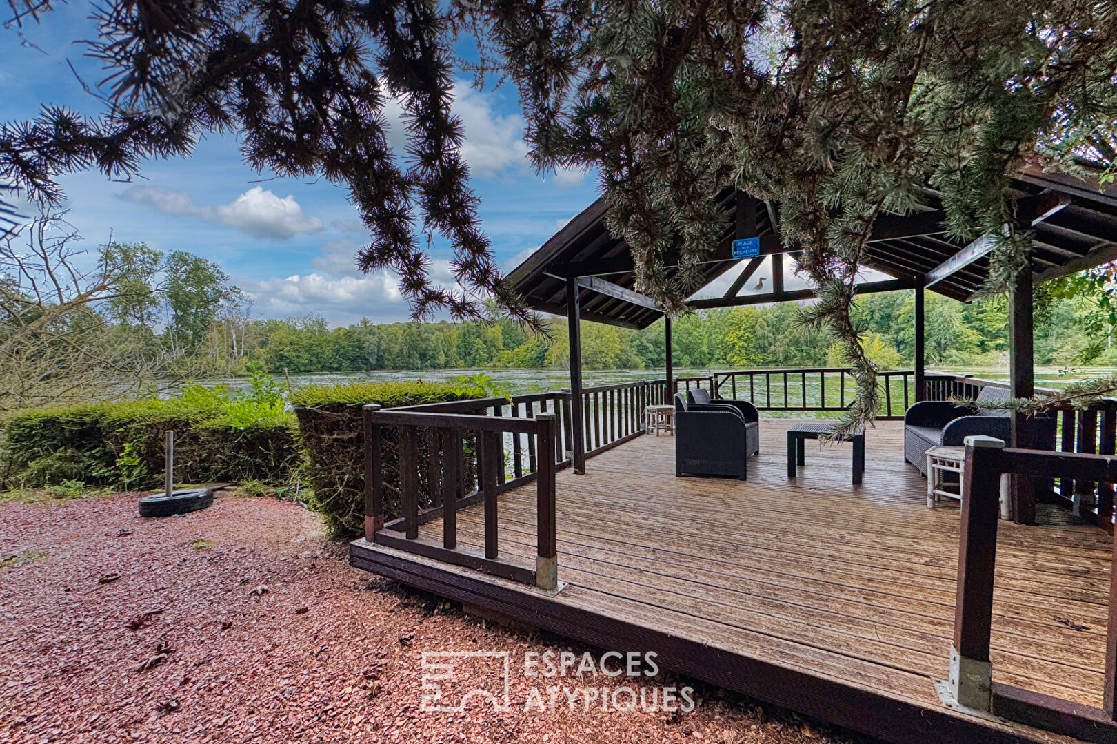 Ensemble de deux chalets sur étang  aux alentours de Roye