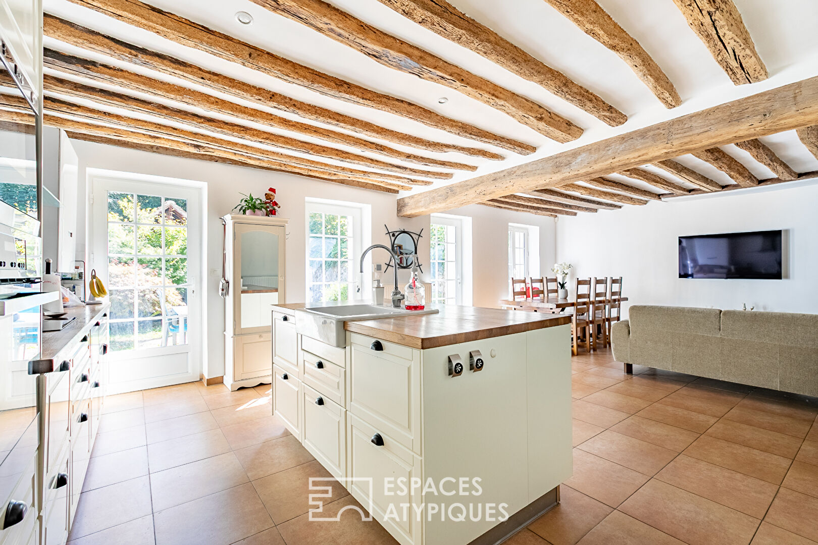 Maison de famille rénovée en pierre dans le joli village de Plailly