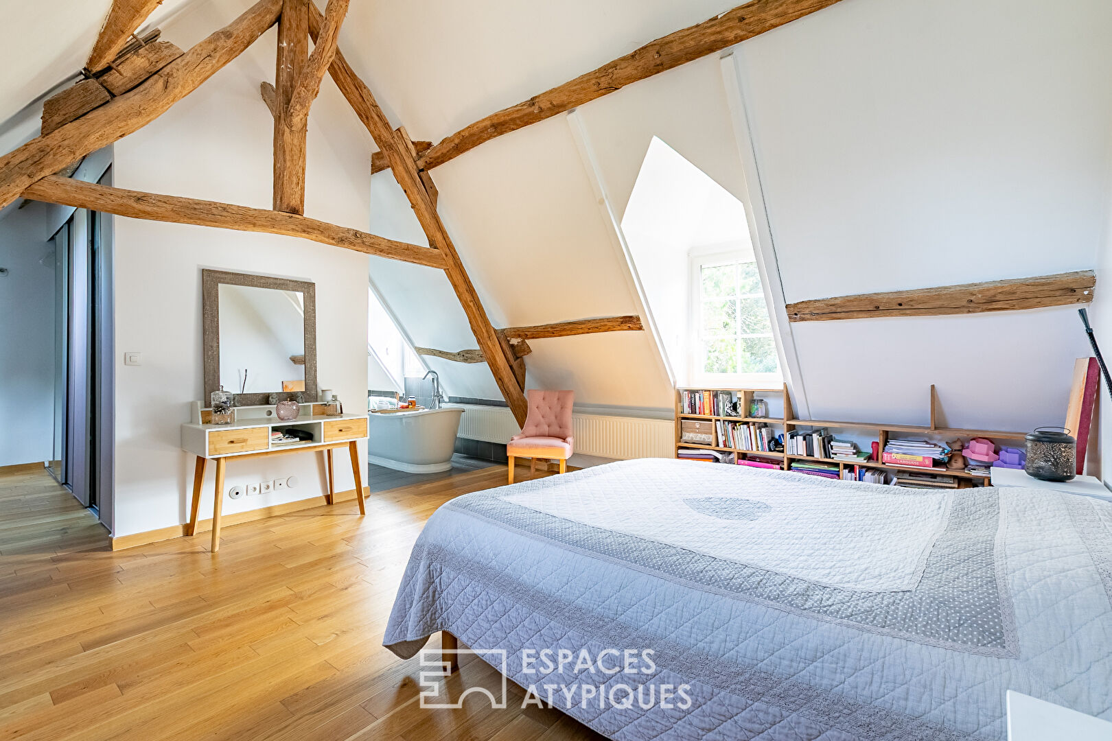 Maison de famille rénovée en pierre dans le joli village de Plailly