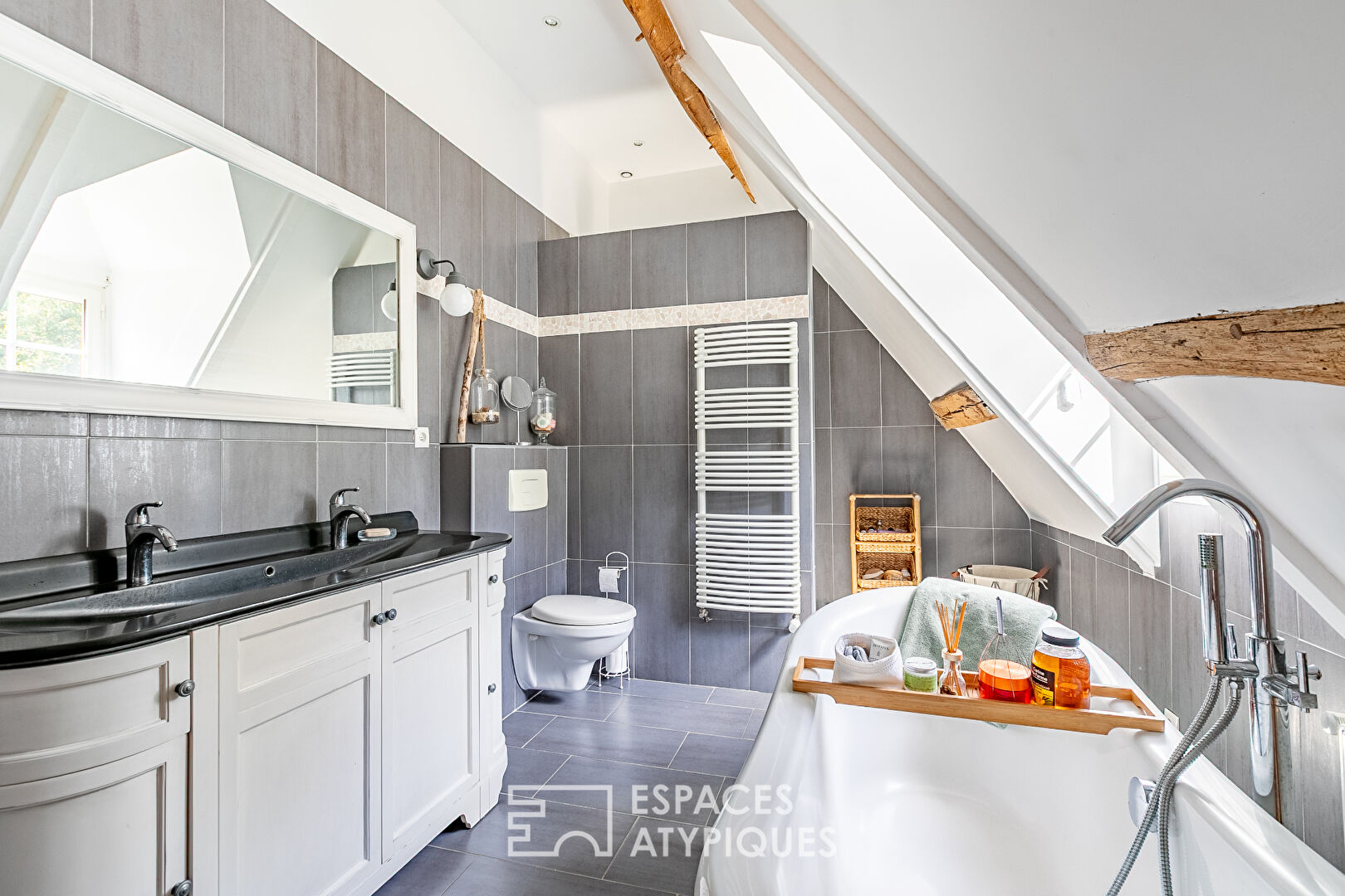 Maison de famille rénovée en pierre dans le joli village de Plailly