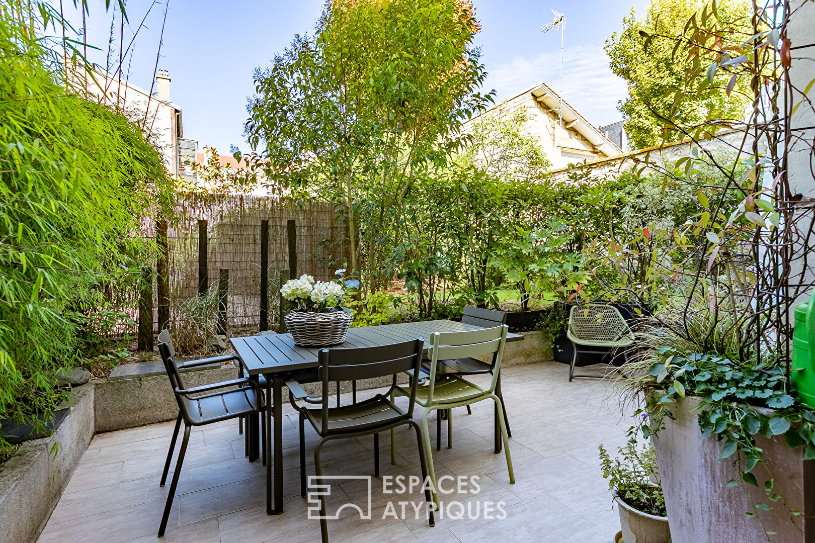 Elégant appartement rénové dans résidence emblématique avec terrasse arborée à Chantilly