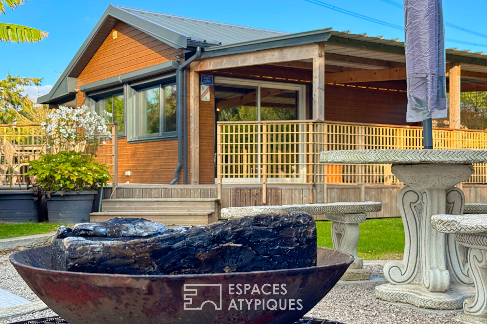 A haven of peace on the banks of a pond, in the heart of the Somme Valley.