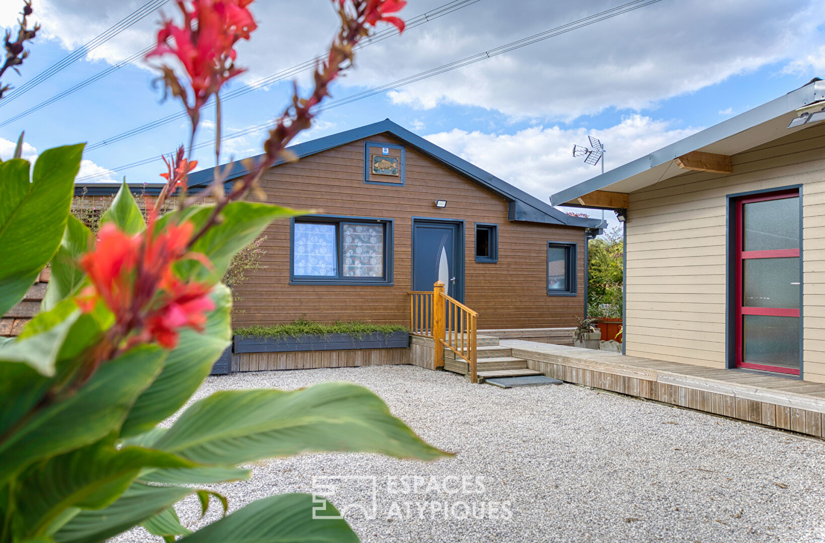 A haven of peace on the banks of a pond, in the heart of the Somme Valley.