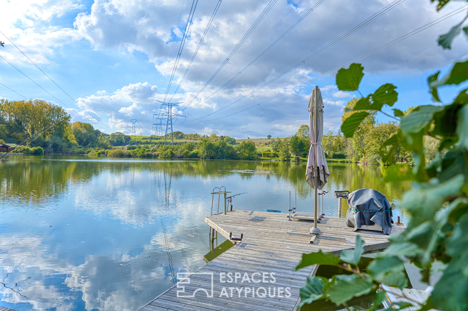 A haven of peace on the banks of a pond, in the heart of the Somme Valley.