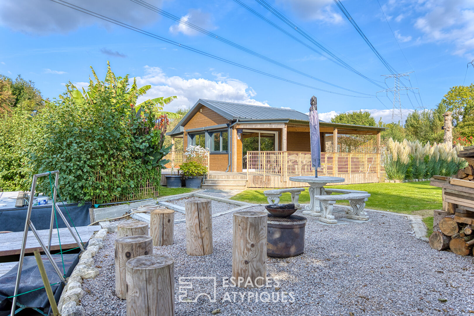 A haven of peace on the banks of a pond, in the heart of the Somme Valley.
