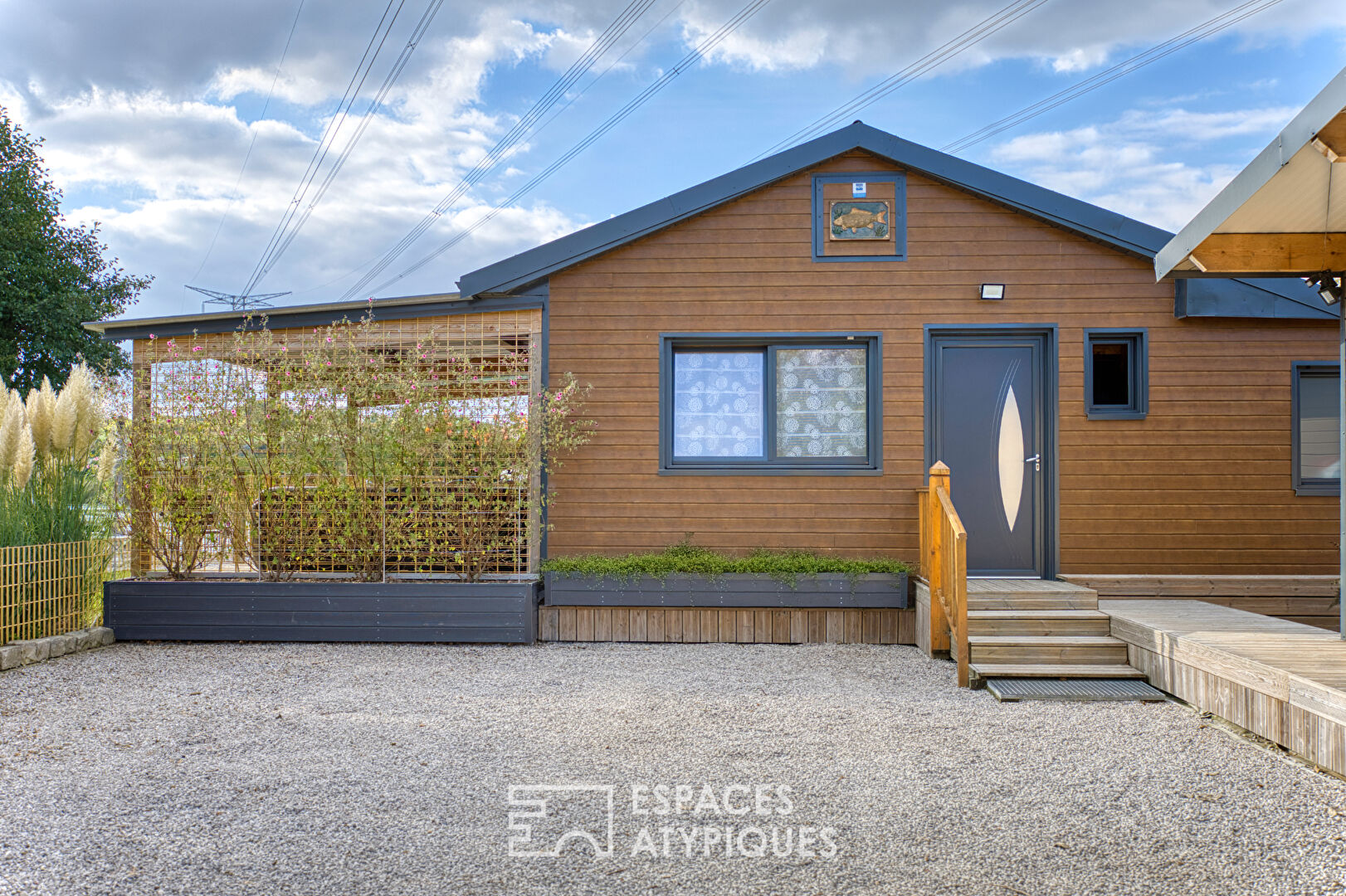 A haven of peace on the banks of a pond, in the heart of the Somme Valley.