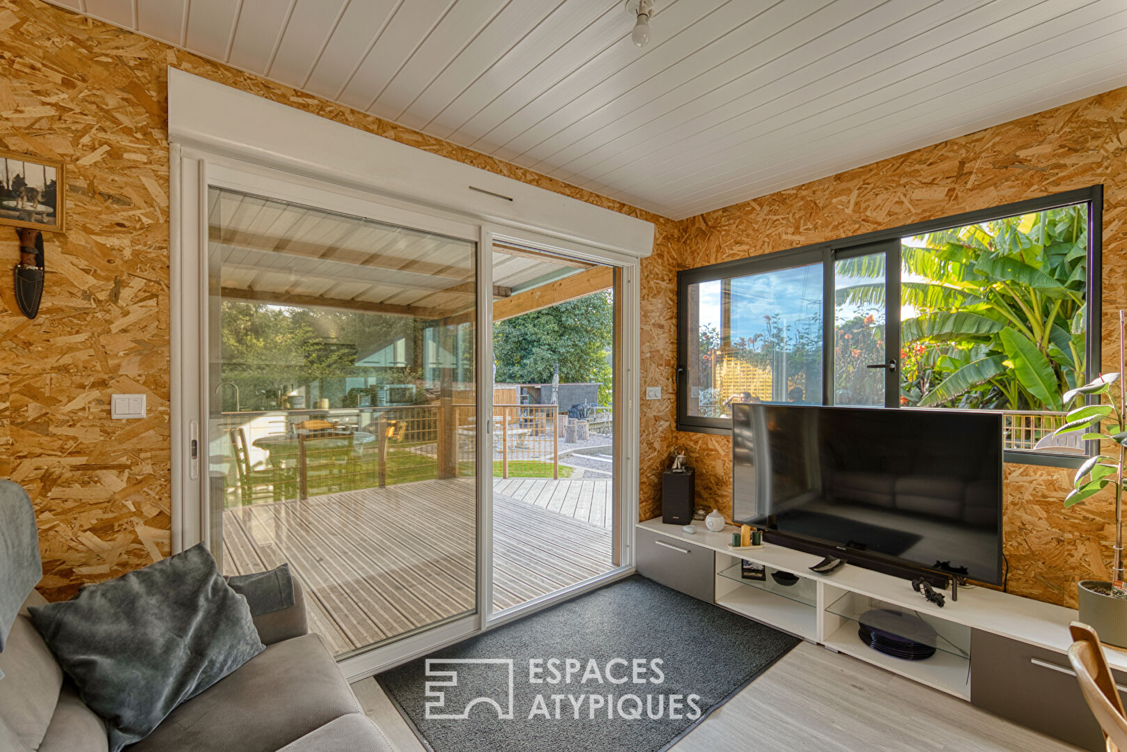 A haven of peace on the banks of a pond, in the heart of the Somme Valley.