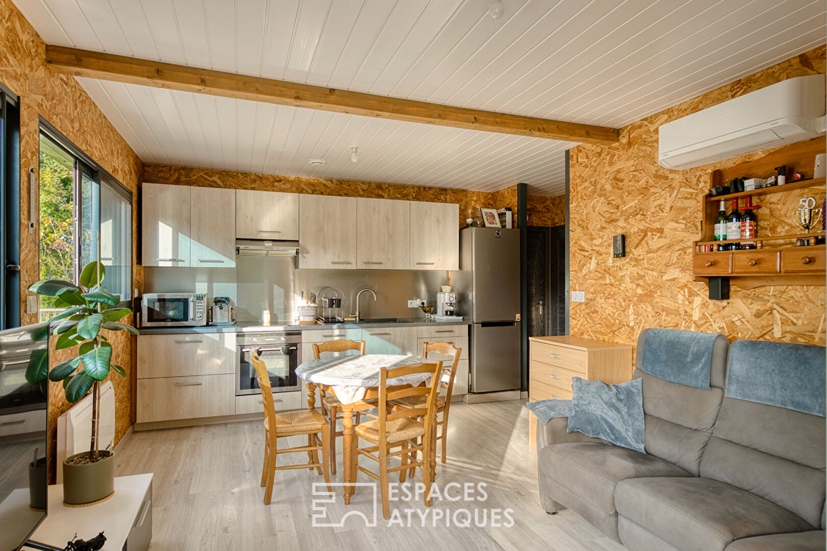A haven of peace on the banks of a pond, in the heart of the Somme Valley.