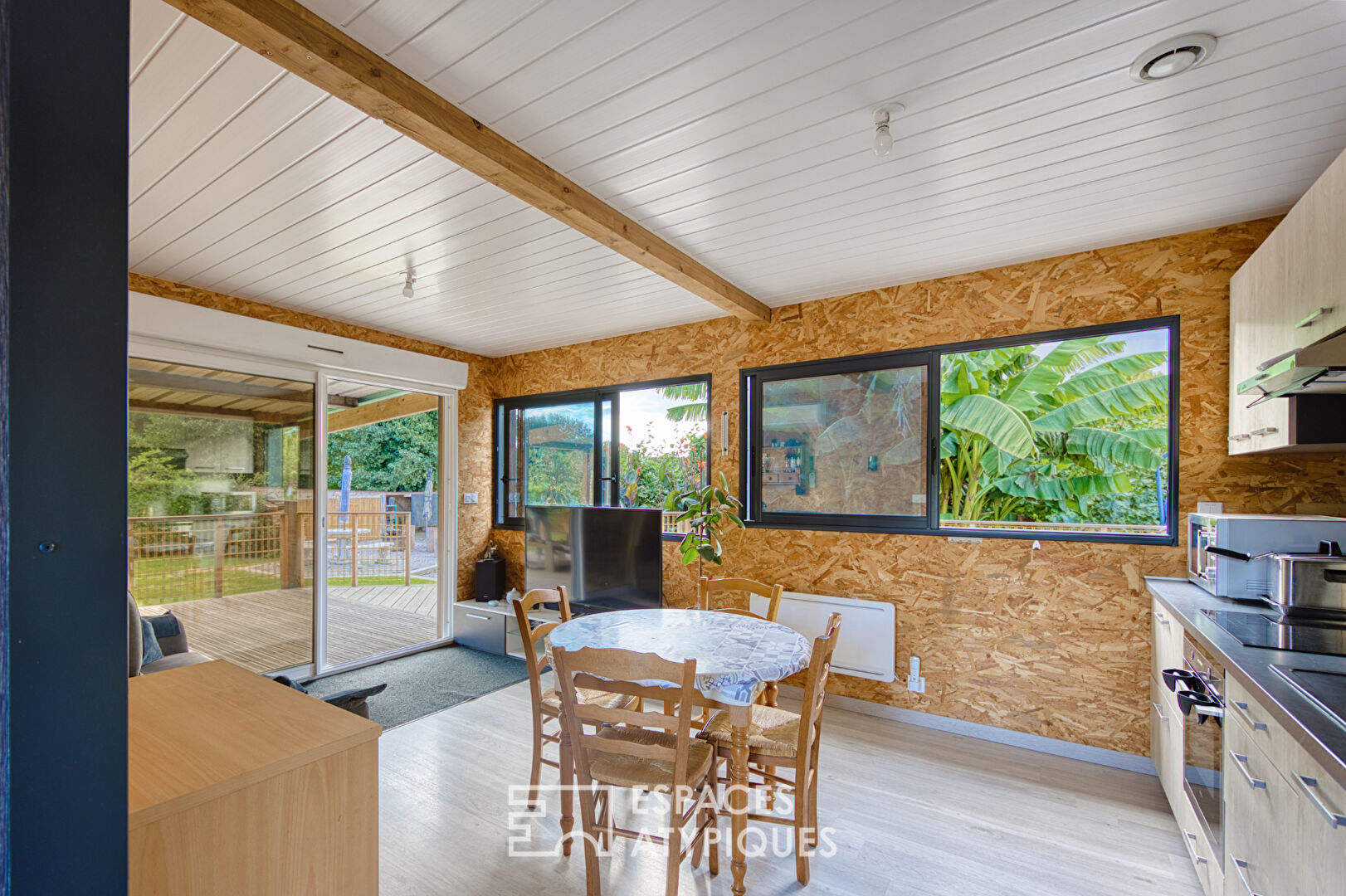 A haven of peace on the banks of a pond, in the heart of the Somme Valley.