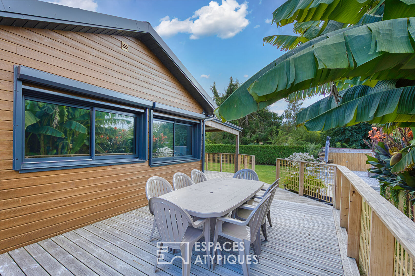 A haven of peace on the banks of a pond, in the heart of the Somme Valley.