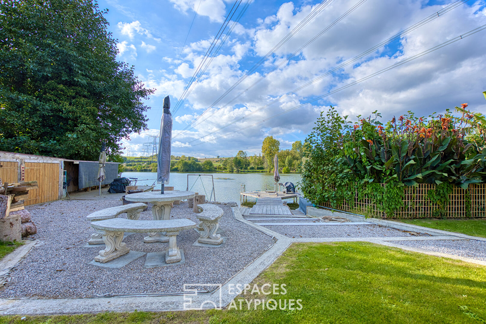 A haven of peace on the banks of a pond, in the heart of the Somme Valley.
