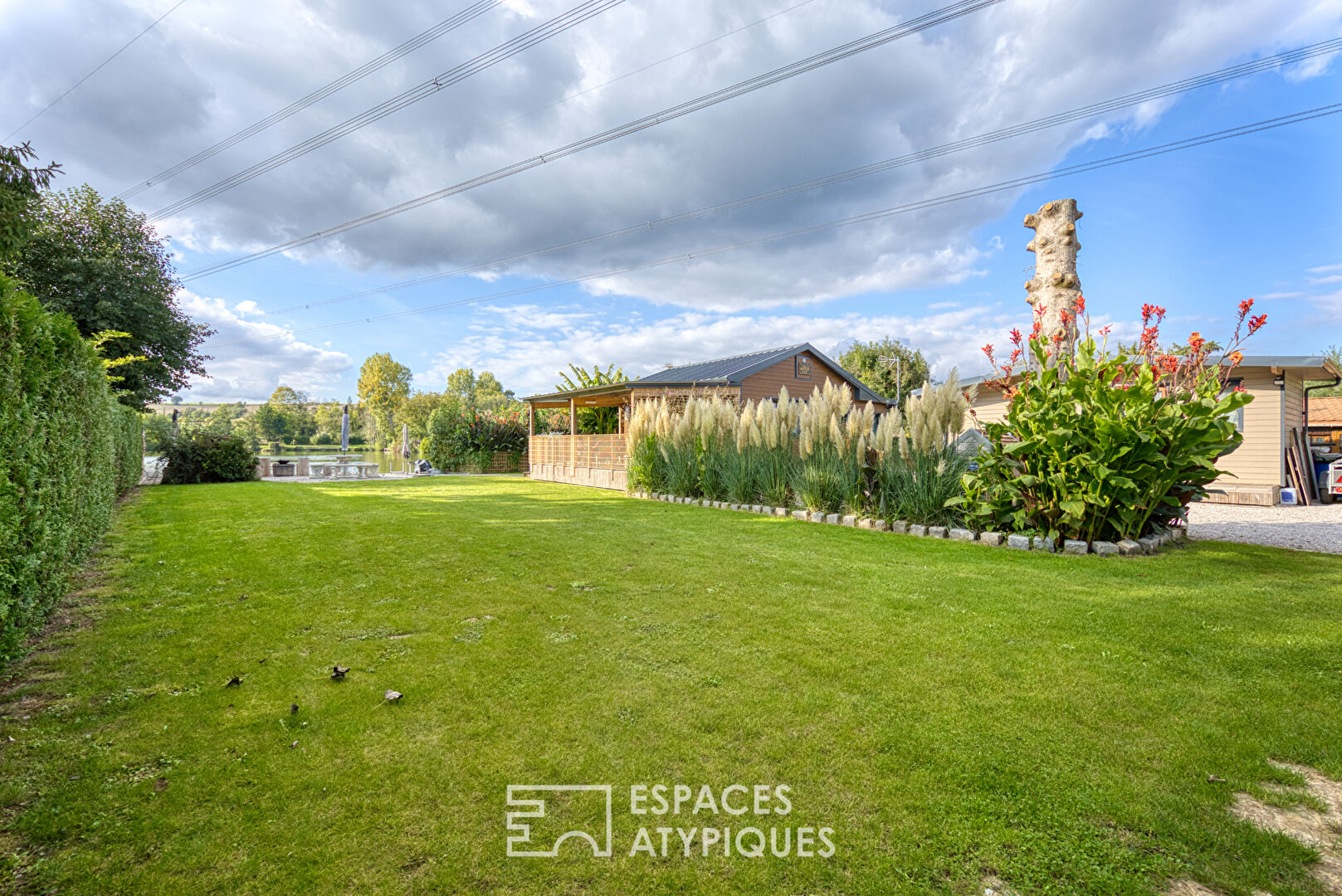 A haven of peace on the banks of a pond, in the heart of the Somme Valley.