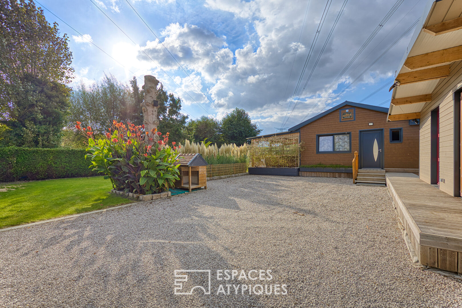 A haven of peace on the banks of a pond, in the heart of the Somme Valley.