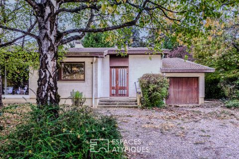 Architect-designed house from 1970 with 5 bedrooms, pretty garden and garage