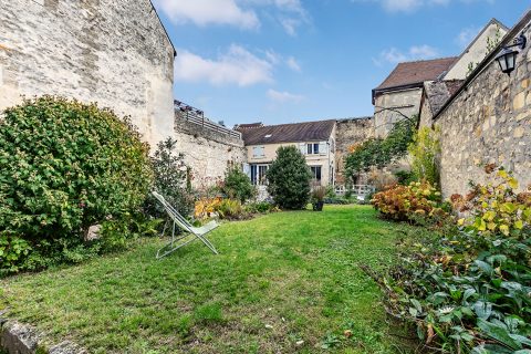Bien rare au coeur de Senlis ! Appartement de 4 pièces rénové avec jardin