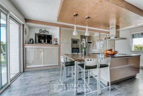 The full foot – beautiful architect house and its indoor pool