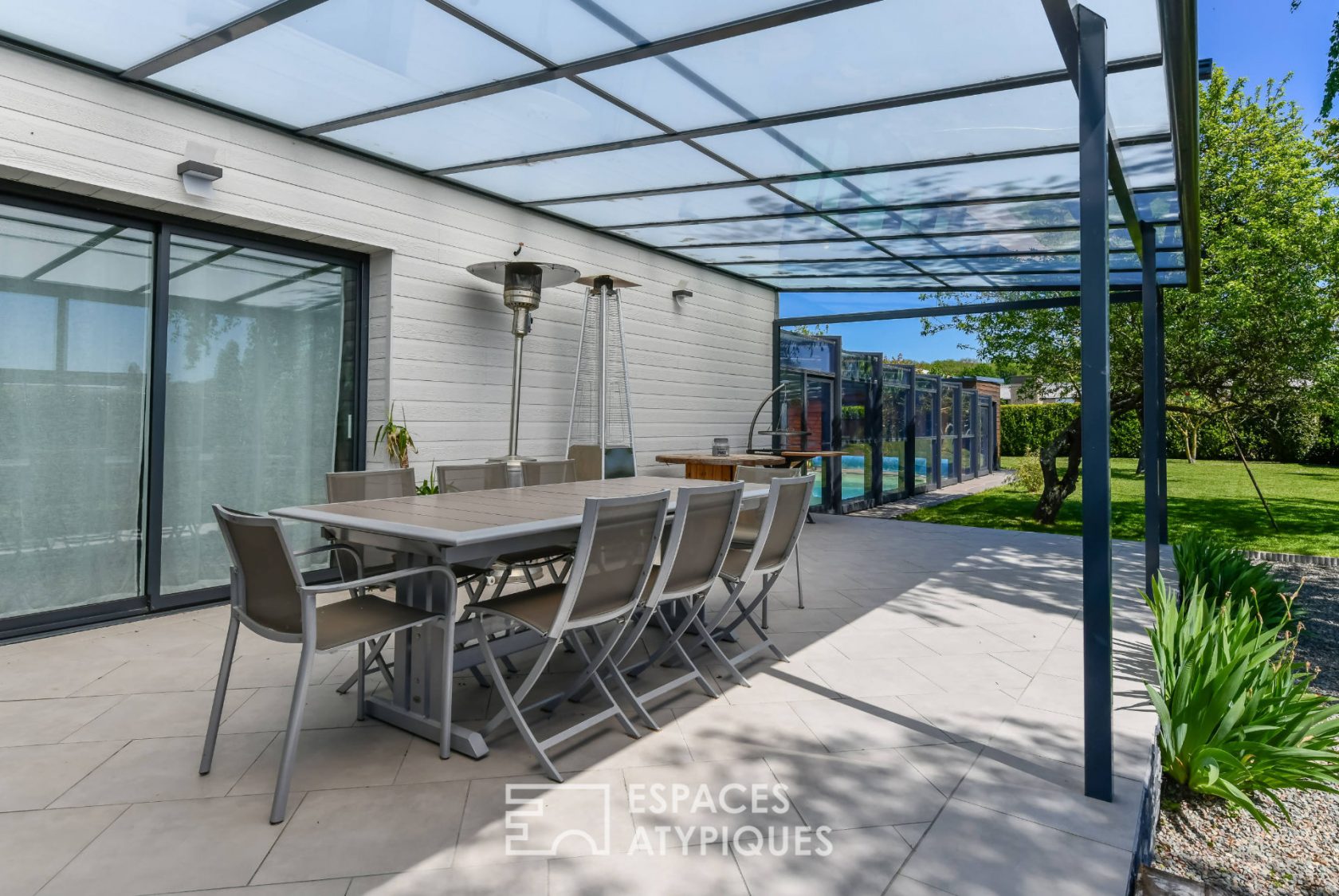 The full foot – beautiful architect house and its indoor pool