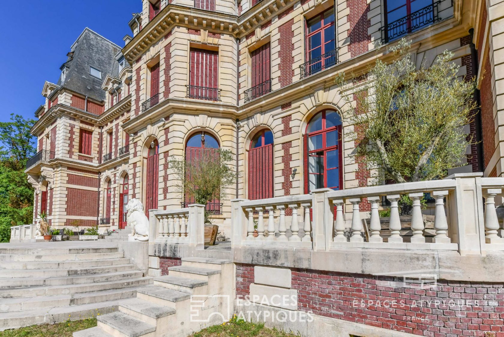 Aux portes de Paris – Magnifique duplex contemporain aménagé au coeur du Château de Villette
