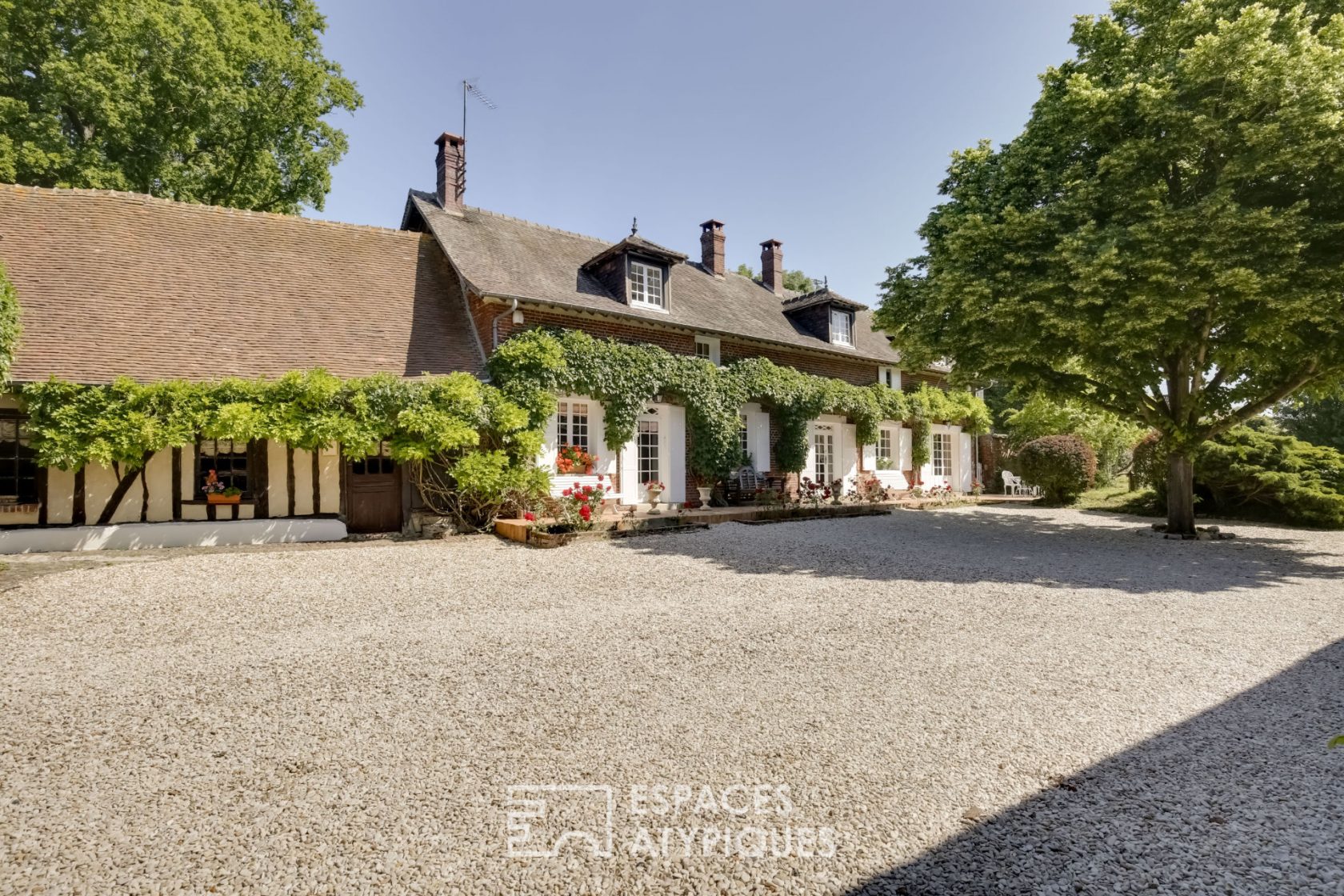 Passé le porche … ancienne ferme rénovée