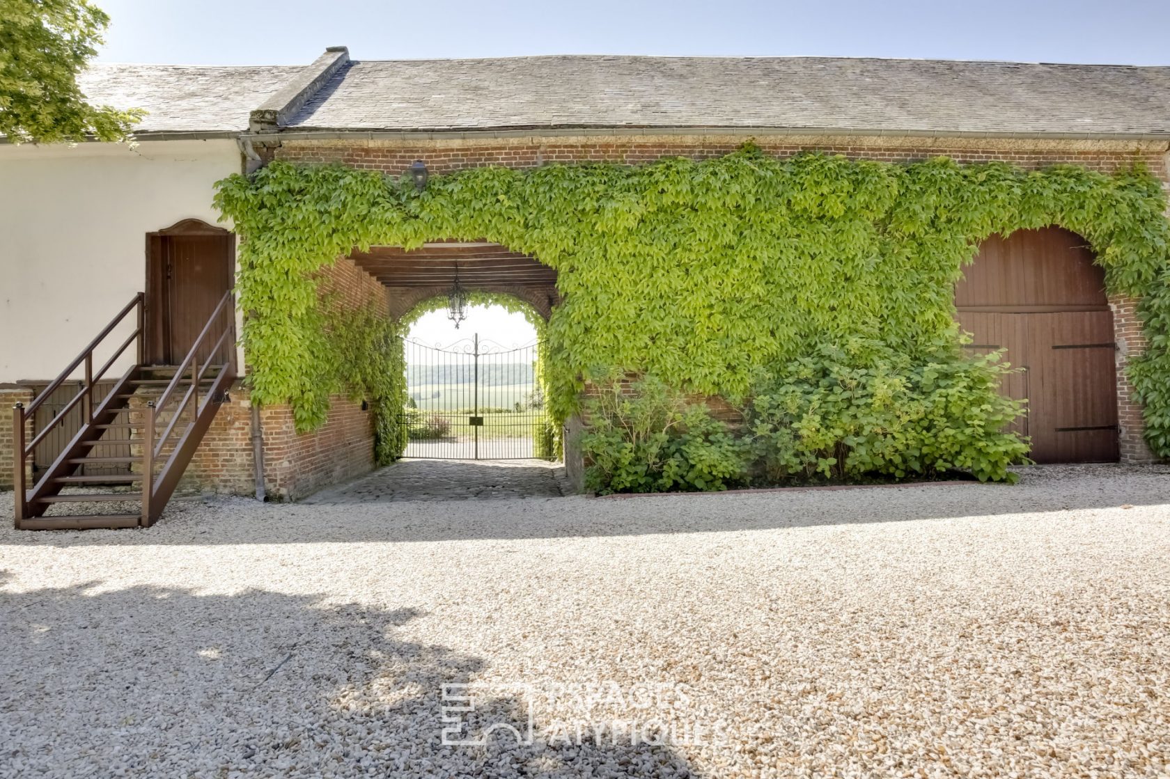 Passé le porche … ancienne ferme rénovée