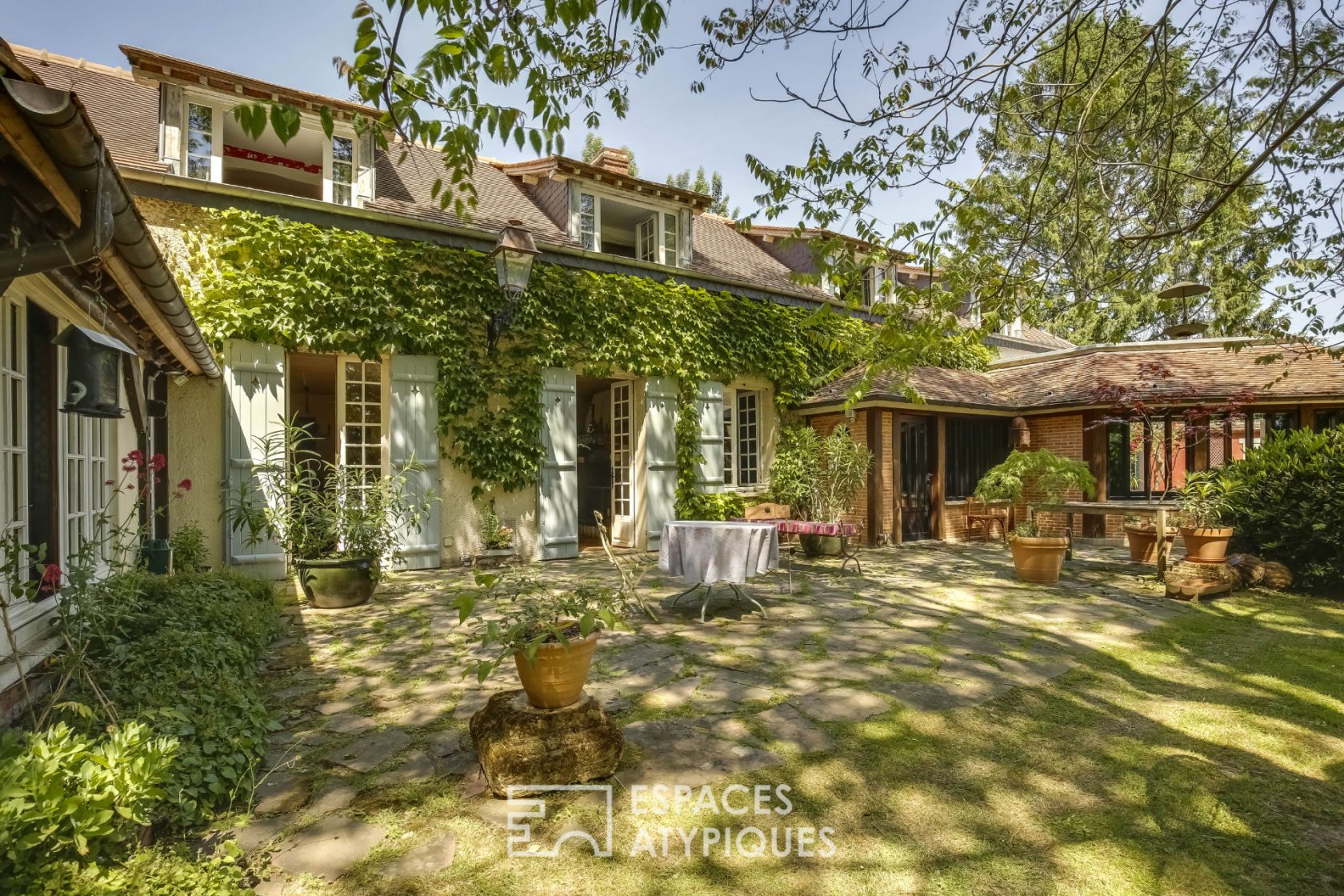 Art of living in the countryside – Superb longère in lush greenery