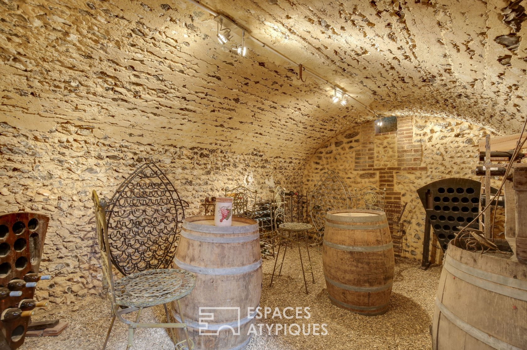 Art of living in the countryside – Superb longère in lush greenery