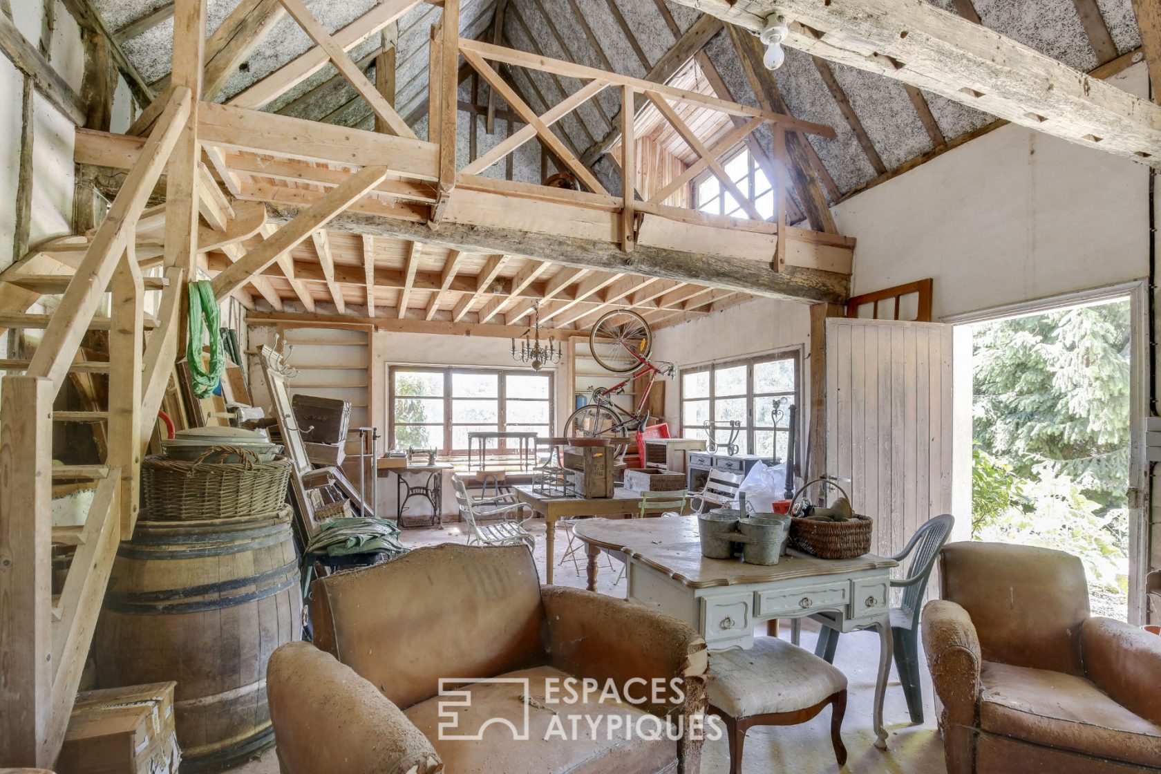 Art of living in the countryside – Superb longère in lush greenery