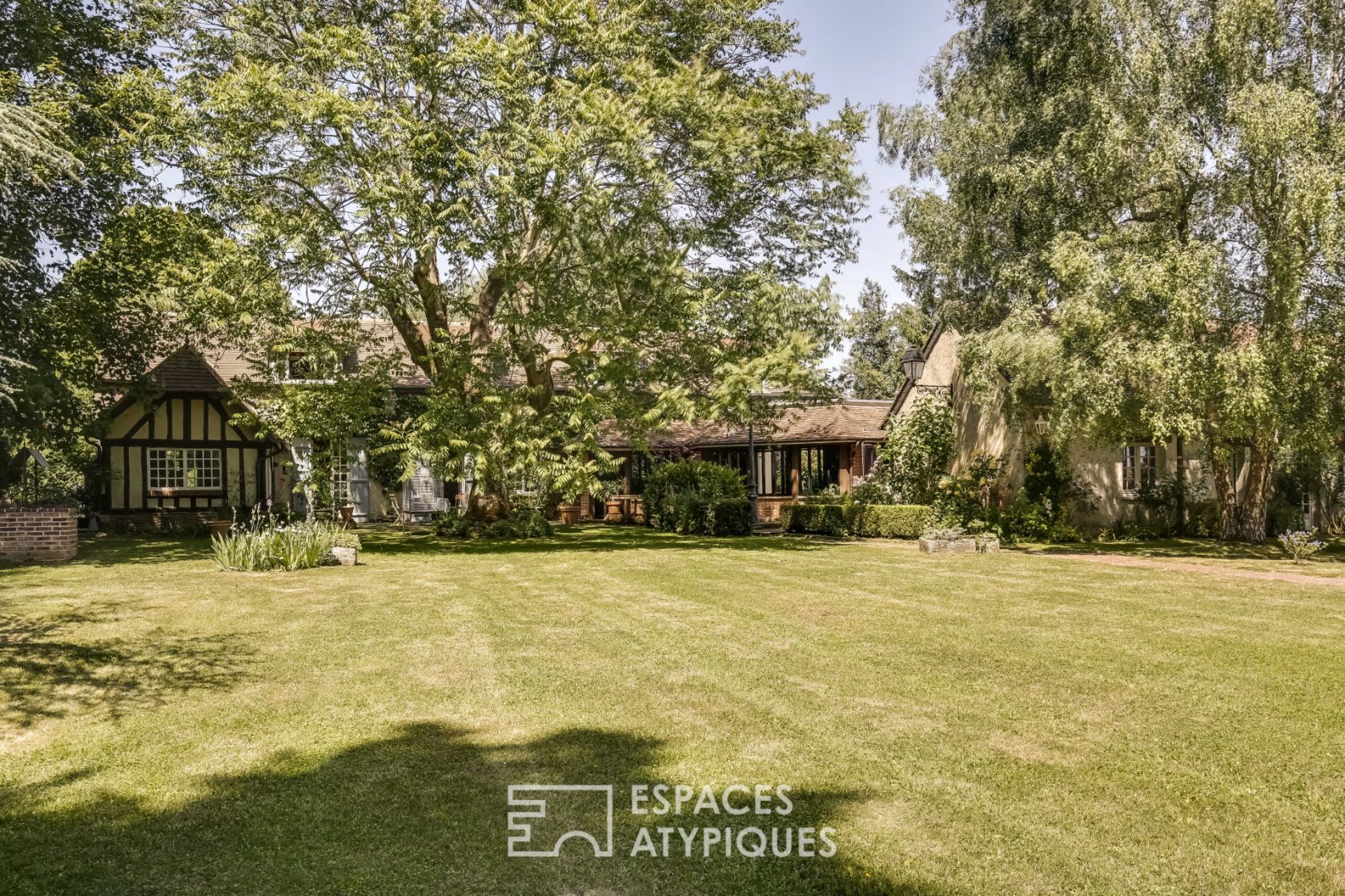 Art of living in the countryside – Superb longère in lush greenery