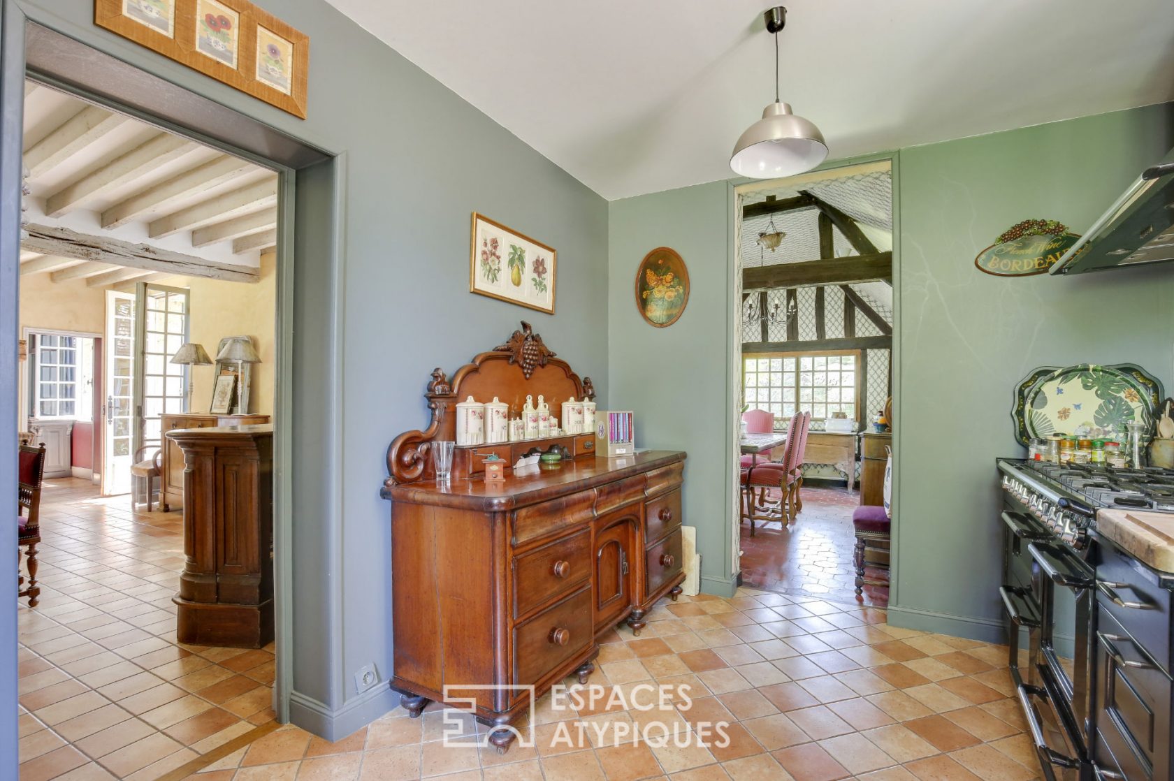 Art of living in the countryside – Superb longère in lush greenery