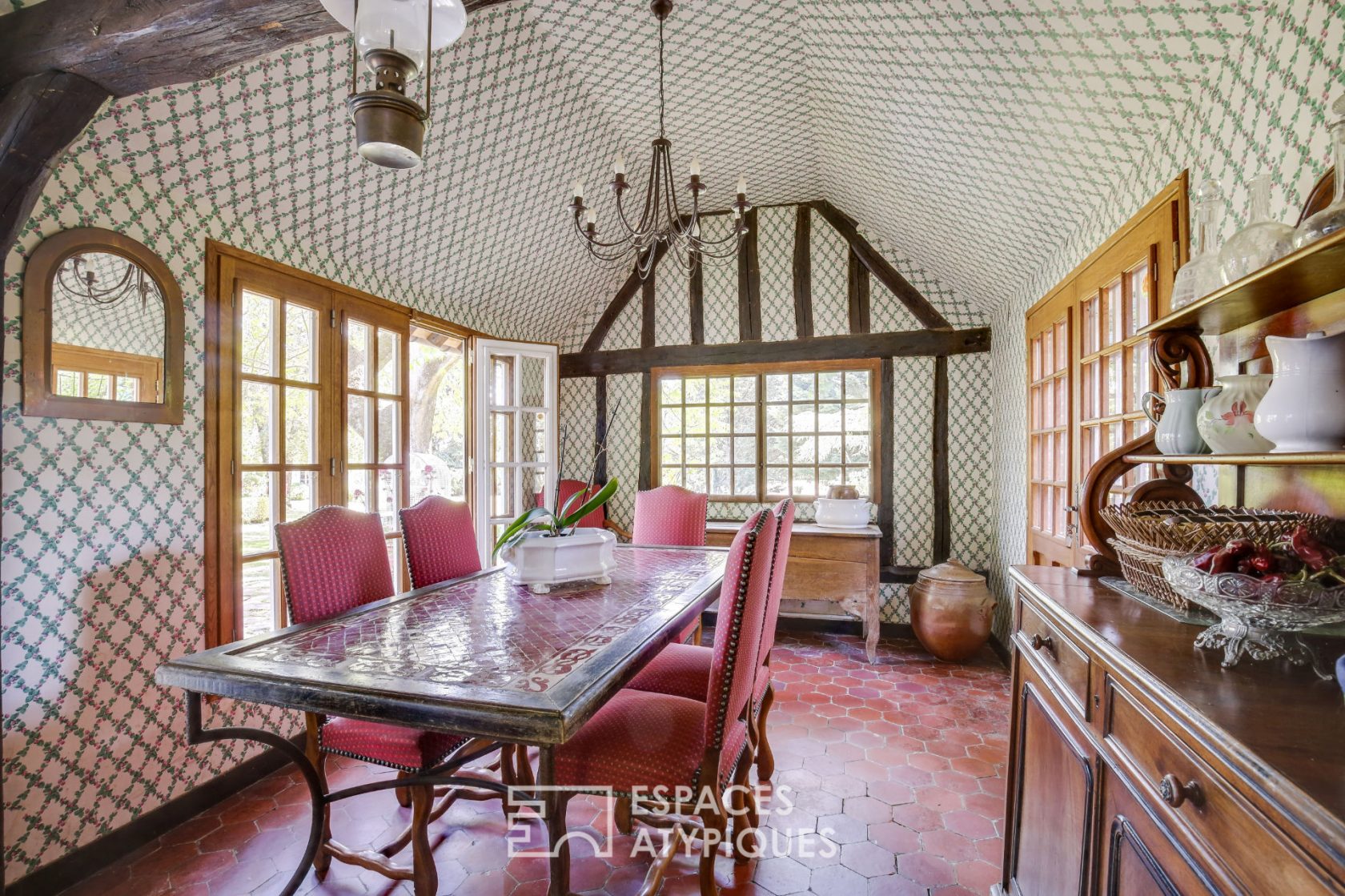 Art of living in the countryside – Superb longère in lush greenery