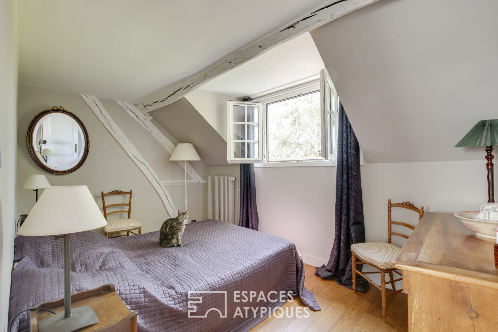 Art of living in the countryside – Superb longère in lush greenery