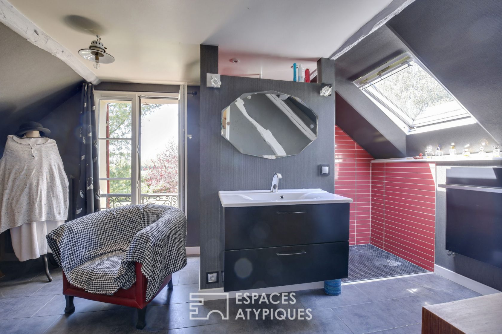 Art of living in the countryside – Superb longère in lush greenery