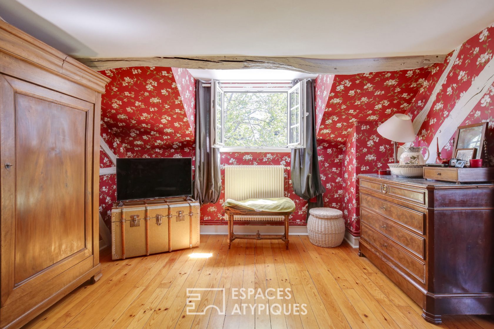Art of living in the countryside – Superb longère in lush greenery