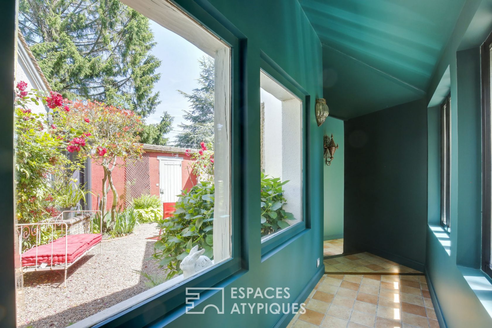 Art of living in the countryside – Superb longère in lush greenery