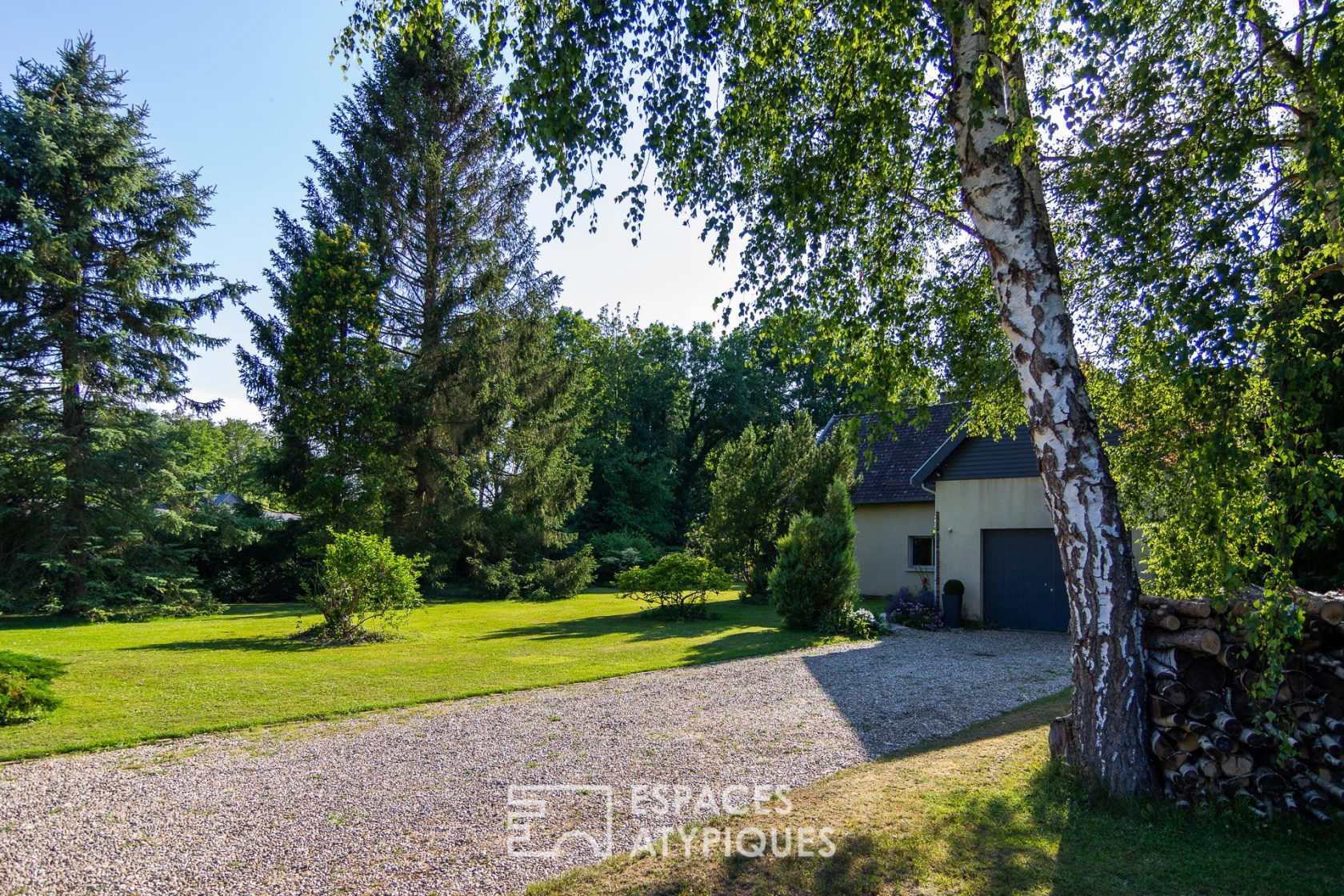 The Bright – Family house with park and pond