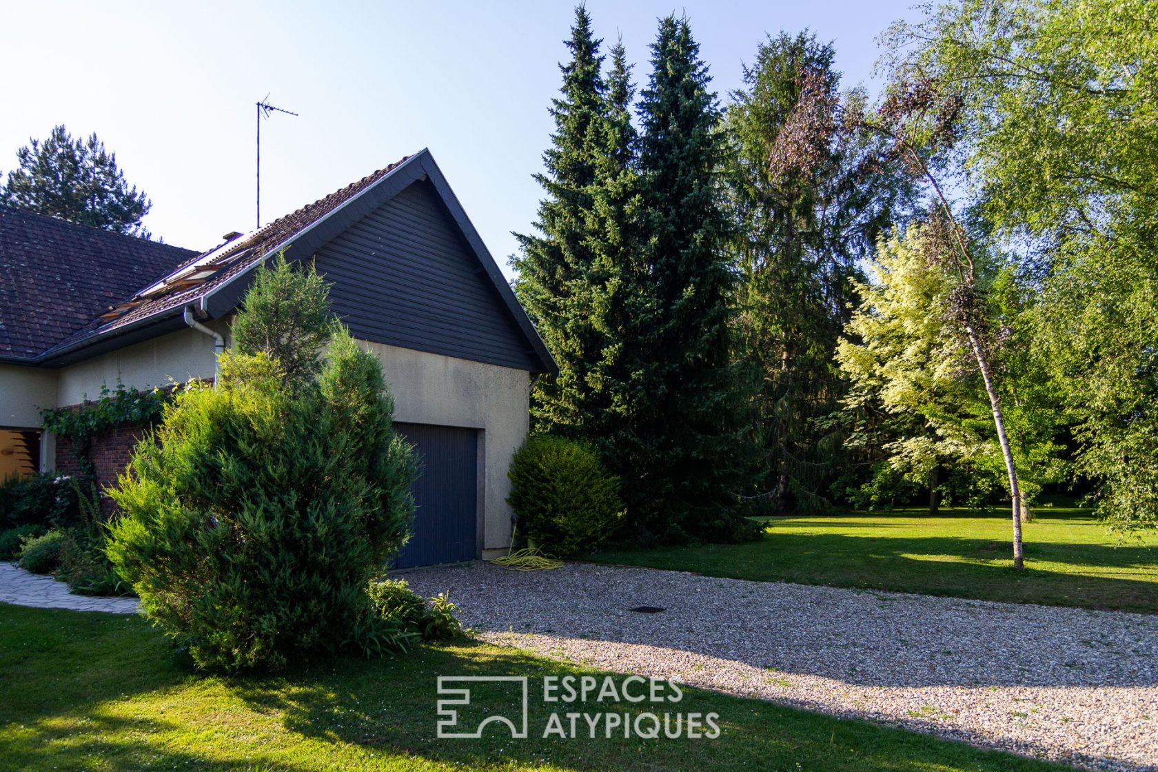 The Bright – Family house with park and pond