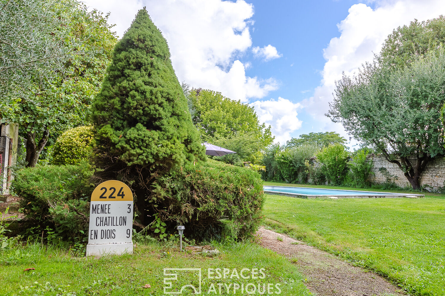 Family residence and its green park in the heart of the city