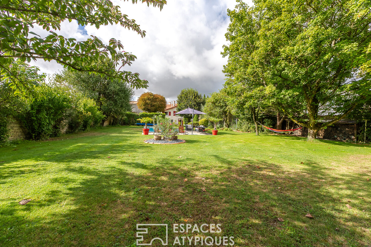 Family residence and its green park in the heart of the city