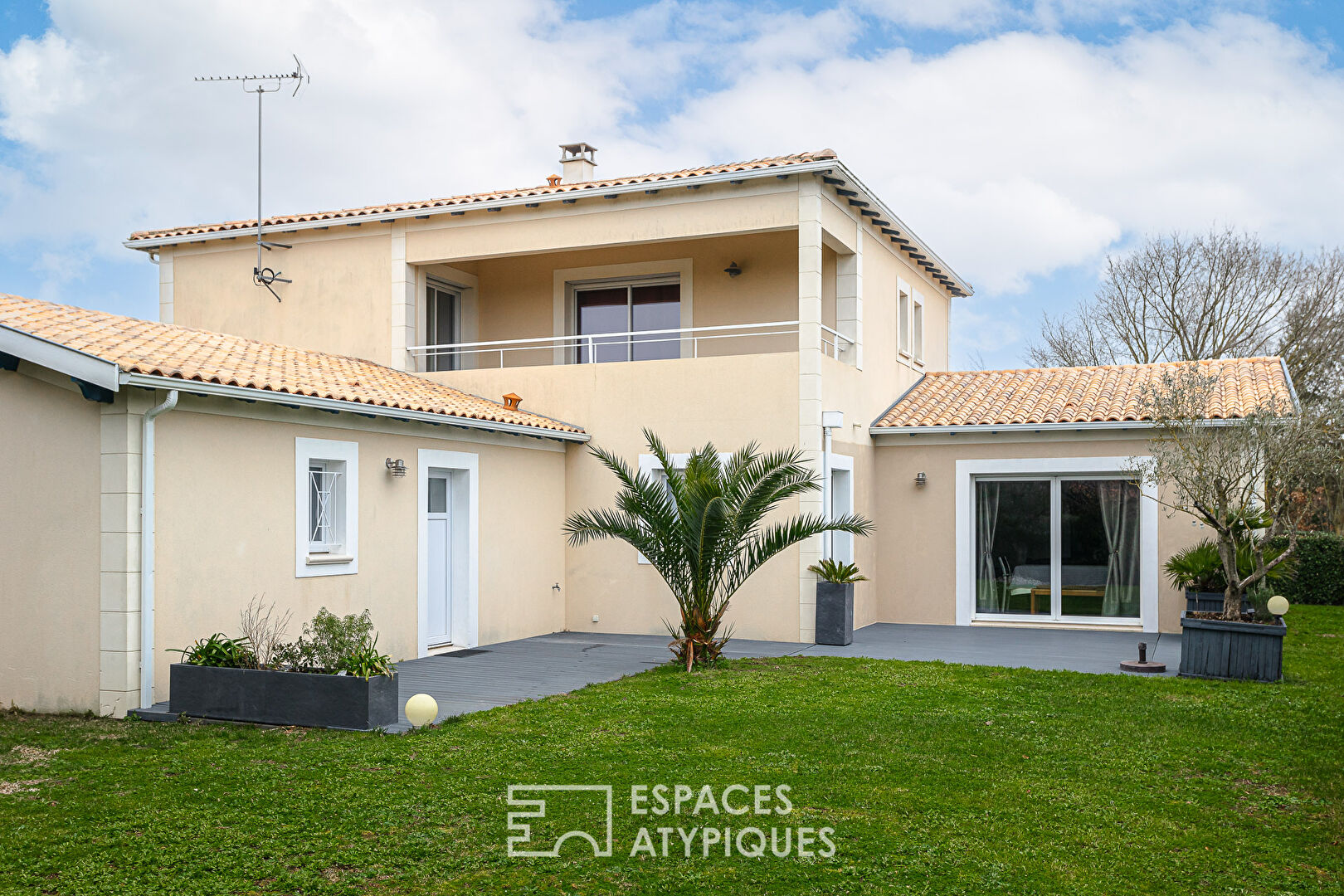 Villa de bord de mer aux volumes atypiques