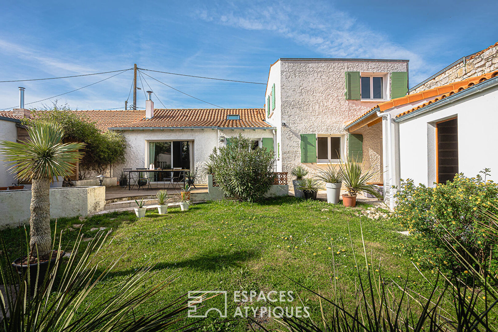 Echoppe citadine et son jardin arboré