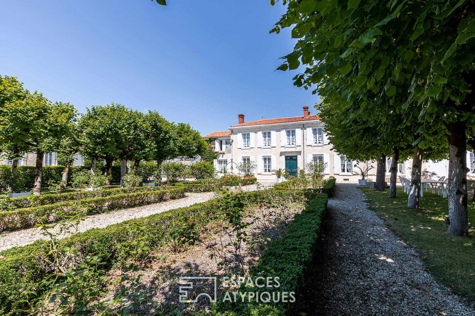 Mansion and its outbuildings at the gates of Surgères