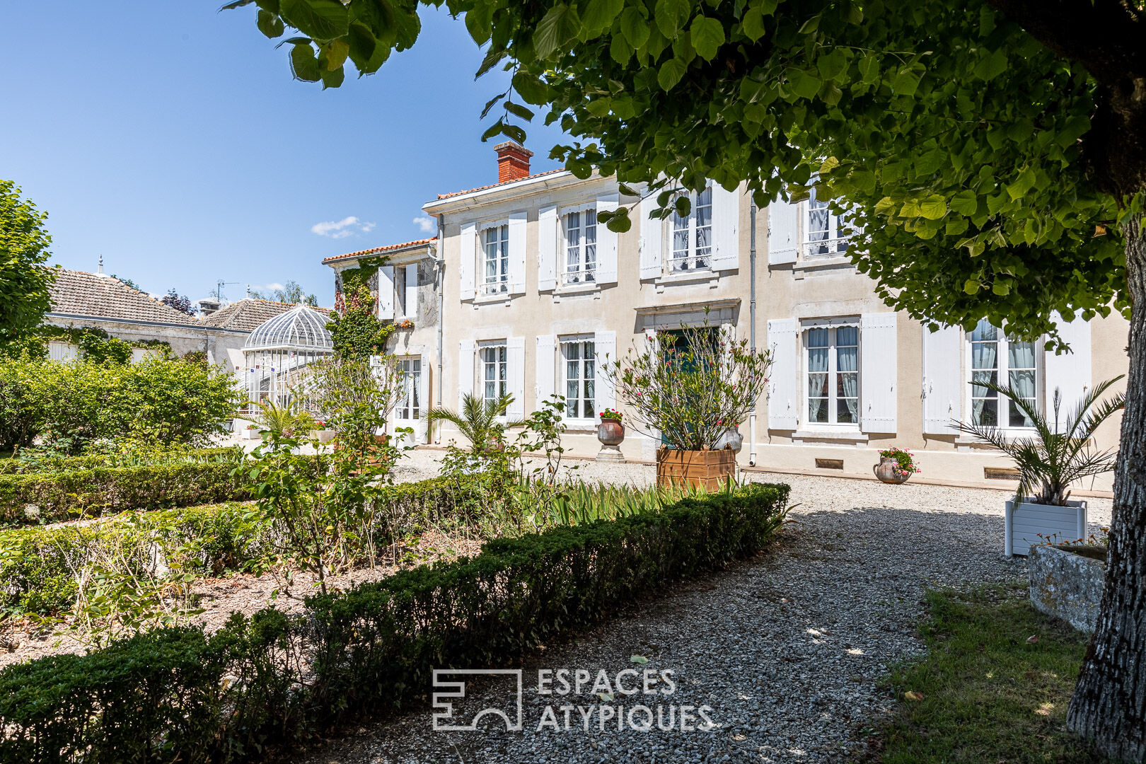Mansion and its outbuildings at the gates of Surgères