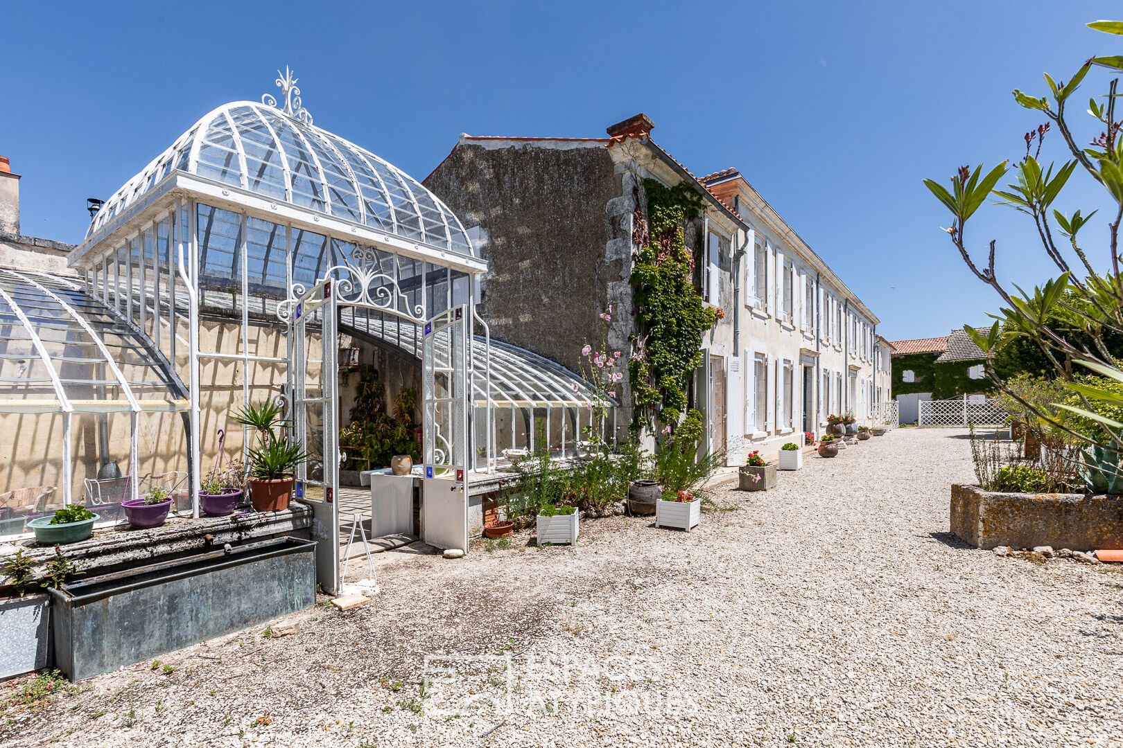 Maison de maître et ses dépendances aux portes de Surgères