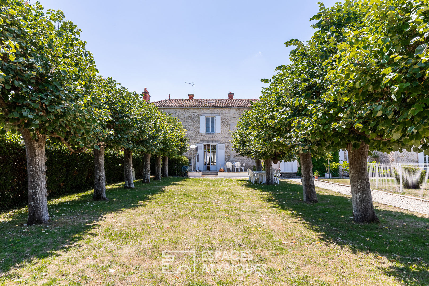 Mansion and its outbuildings at the gates of Surgères