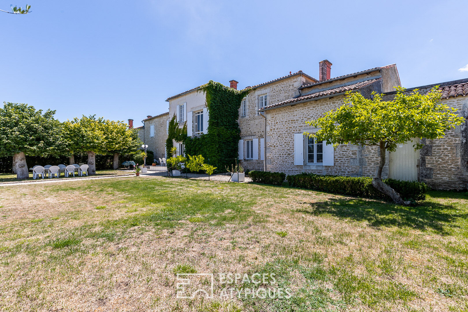Mansion and its outbuildings at the gates of Surgères