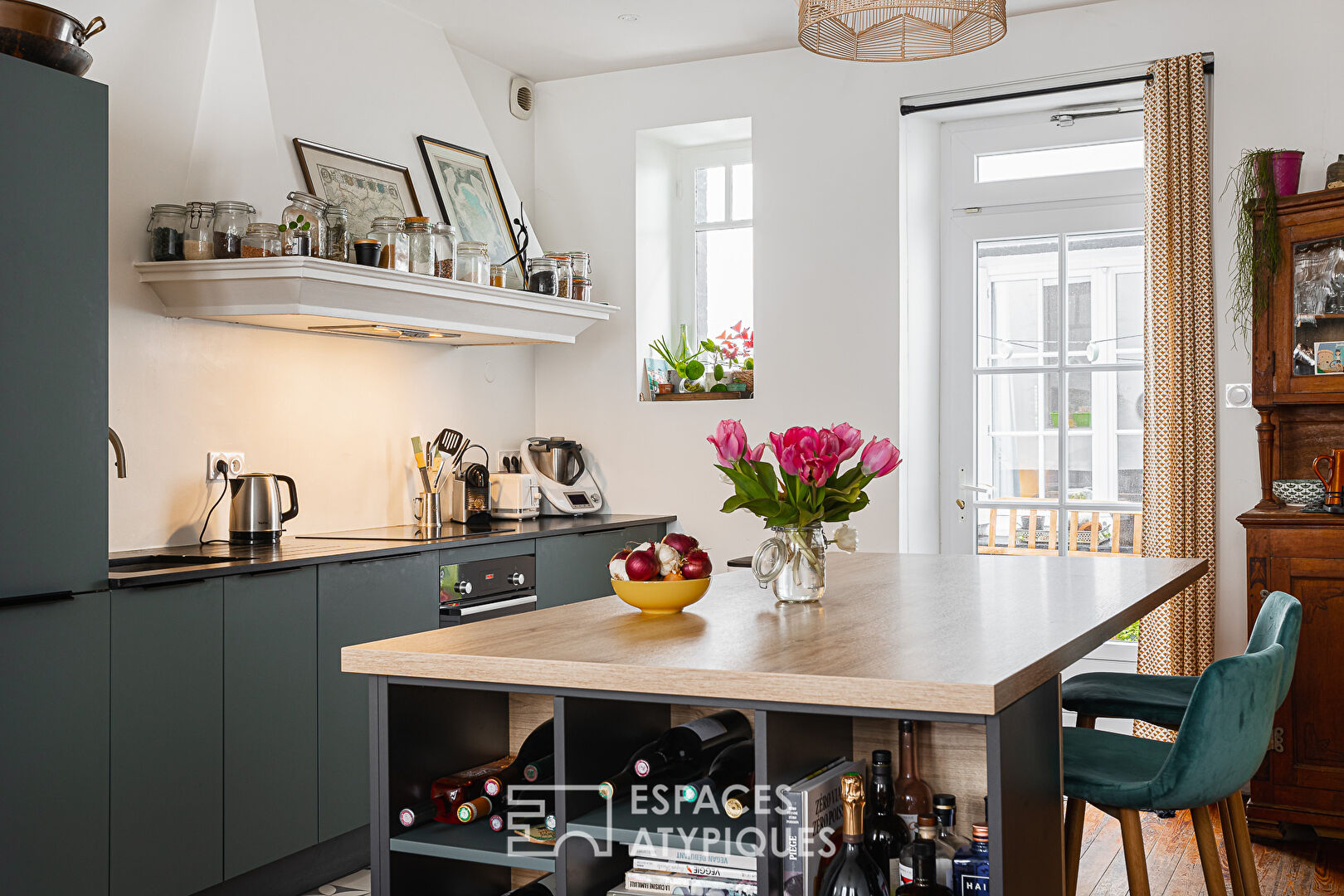 Duplex with patio, in the heart of the central market