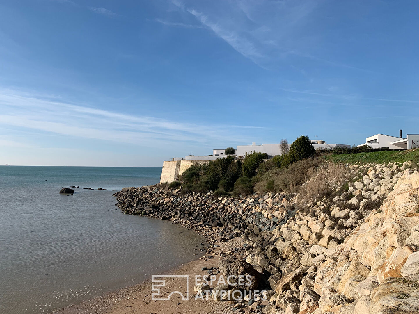 Terrain en première ligne avec accès à la mer