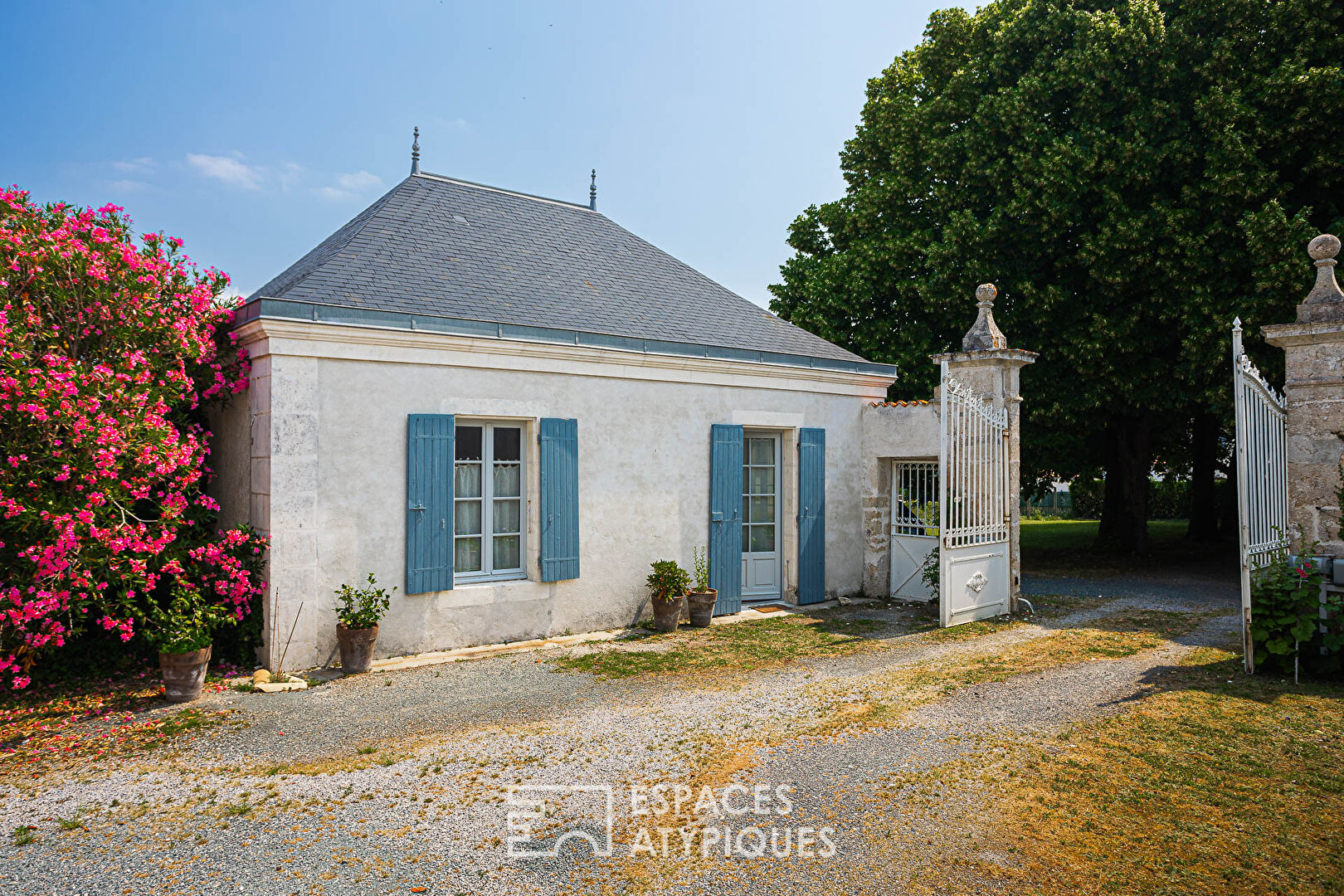 Maison de maître et son gîte en centre-ville