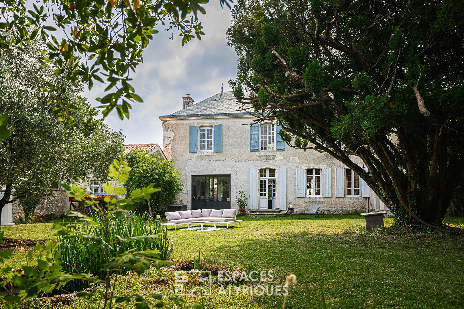 Mansion and its gite in the town center