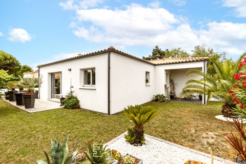 Single-storey house near the beach